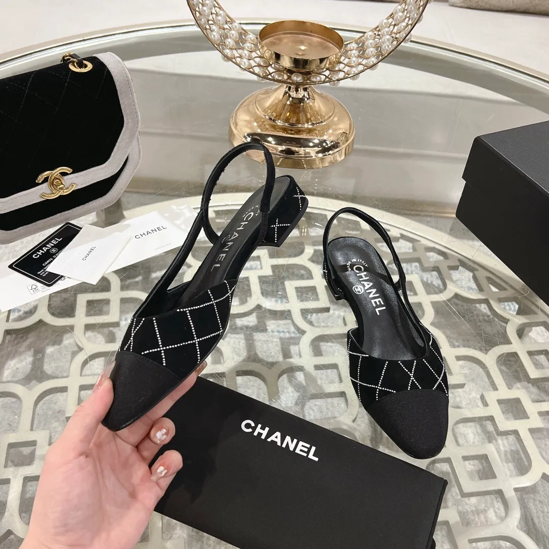 👟👟Ex-factory price 540👟👟 CHANEL Xiangjia 25vs spring and summer new fashion sandals series... Chanel is a very comprehensive noble fashion lifestyle brand. The same models are sold by major fashion bloggers and celebrities in Hong Kong, the United States, and other countries. They are simply beautiful. I fall in love with elegance and the playful sense of the future. I want to own them right away just by looking at them. But you can really think about a pair of exquisite high heels. This series is specially designed for extraordinary and indifferent ladies to create a unique overall effect. CHANEL designs products that inspire women to move forward and highlight their charm... 1️⃣Material: original customized high mercerized sheepskin 2️⃣Inner lining: original customized imported sheepskin 3️⃣Feet: original customized imported sheepskin 4️⃣Outsole: genuine leather sole imported from Italy 5️⃣Heel height: 2.5cm/6.5cm/9cm 6️⃣Number: 34-43 (34.40.41.42.43 customized is not returnable) 7️⃣Packaging: The latest and exquisite full set of packaging at the counter